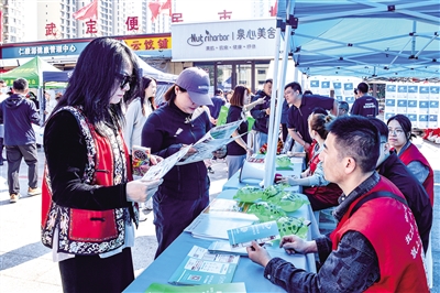 活动现场,居民围在招聘展板前仔细查看岗位信息。韩堃摄 活动现场,居民围在招聘展板前仔细查看岗位信息。韩堃摄