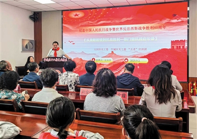 张保国给师生们讲抗战故事。丁亚琴摄