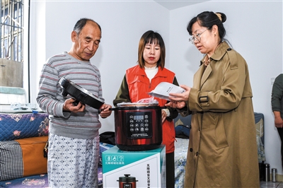 图为工作人员验收为视障人士准备的电饭煲。韩堃摄 图为工作人员验收为视障人士准备的电饭煲。韩堃摄
