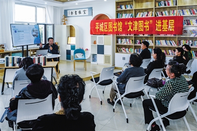 图为平城区“文津图书”进基层活动开源街道民懋社区现场。韩堃摄