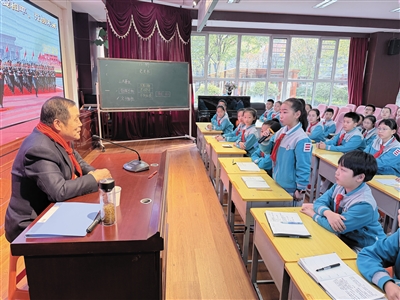 “五老”宣讲团成员张保国给学生们讲解红色故事。丁亚琴摄