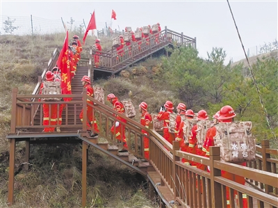 图为林草防火队伍负重登山越野。申力摄
