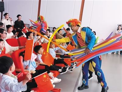 专业演员与幼儿园小朋友做互动游戏。郑林摄 专业演员与幼儿园小朋友做互动游戏。郑林摄