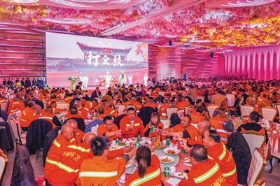 图为云冈大酒店宴请平城区1000名环卫工人。韩堃摄 图为云冈大酒店宴请平城区1000名环卫工人。韩堃摄