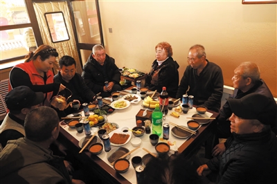 老人们围坐在一起品美食、话家常。郑林摄 老人们围坐在一起品美食、话家常。郑林摄