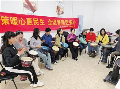 武定街道西马路社区携手合伙企业为居民上特色课。于宏摄