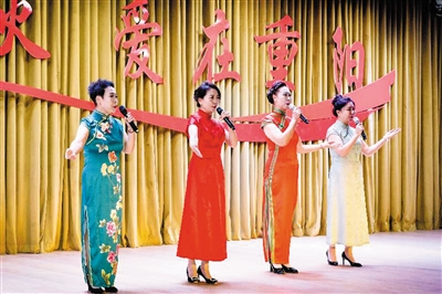 文艺汇演节目大多由国企退休人员自编自导自演。韩堃摄