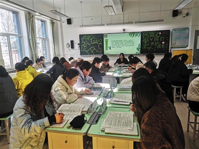 平城区14校云波校区，教师与家长分享学生在校学习情况。丁亚琴摄