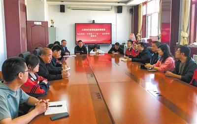 市行政审批服务管理局举行中学生“一对一”结对帮扶座谈会。郑苗苗摄