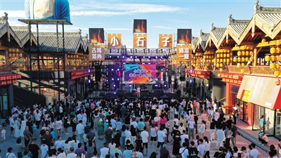 今年暑期,平城区小石子村景区推出电音泼水节、木兰文化图画展、北魏美食擂台挑战及特色街边小吃等活动,为市民和游客带来沉浸式的夏日文化盛宴。于宏摄(资料照片) 今年暑期,平城区小石子村景区推出电音泼水节、木兰文化图画展、北魏美食擂台挑战及特色街边小吃等活动,为市民和游客带来沉浸式的夏日文化盛宴。于宏摄(资料照片)