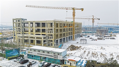 冬季施工暂歇，主体结构封顶的大同市新农商冷链智慧城巍然屹立。于宏摄