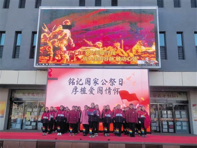 文慧小学四四中队表演大合唱《中华少年》。丁亚琴摄
