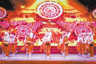 图为平城区14校知行分校表演腰鼓《沸腾的黄土地》。韩堃摄 图为平城区14校知行分校表演腰鼓《沸腾的黄土地》。韩堃摄