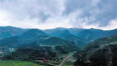 夏日里的恒山景区云雾弥漫,山峰在云雾中若隐若现,宛如仙境,展现出独特的自然魅力,成为游客眼中的绝佳美景。张占兵摄(资料照片) 夏日里的恒山景区云雾弥漫,山峰在云雾中若隐若现,宛如仙境,展现出独特的自然魅力,成为游客眼中的绝佳美景。张占兵摄(资料照片)