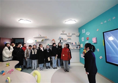 孩子们参观检察机关文化阵地。孙露摄