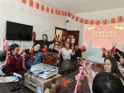 民安社区居民制作新年中国结。段雨萌摄