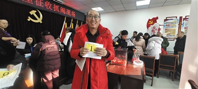 抓阄分房现场，居民攥着刚抽到的号，眼里满是对新居的期待。于宏摄