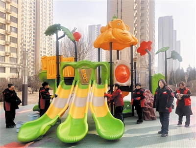 志愿者们擦拭儿童游乐设施。段雨萌摄 志愿者们擦拭儿童游乐设施。段雨萌摄