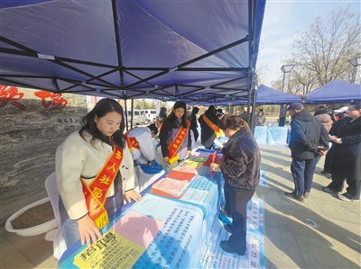 图为广灵县专场招聘会现场。张志忠摄