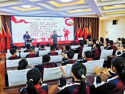 闫丽敏朗诵《念奴娇·昆仑》。韩堃摄