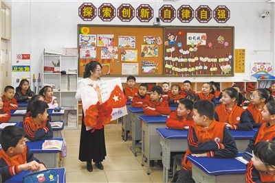 图为平城区45校教师正在为学生讲述革命故事。文/丁亚琴 图/戎禹仁