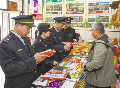 图为农业综合行政执法人员在阳高县农资经营门店检查。戎禹仁摄