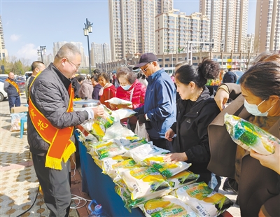 图为“大同好粮”走进平城区御西苑社区,居民纷纷咨询购买。宋芳摄 图为“大同好粮”走进平城区御西苑社区,居民纷纷咨询购买。宋芳摄