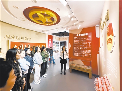 共青团平城区委组织广大团员参观大同青年运动史展览馆。孙露摄