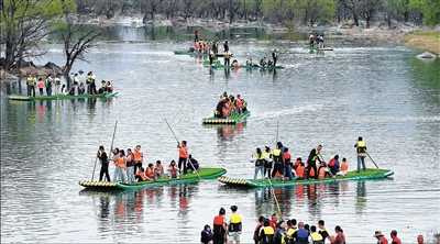 图为游客在乌龙峡体验竹筏漂流。于宏摄