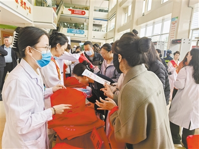 图为平城区妇幼健康服务中心联合市妇幼保健院（市一医院）开展免费“两癌”筛查宣传活动。杨昱郁摄