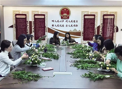 水泊寺街道文兴社区夜校公益教授花艺美学课。于宏摄