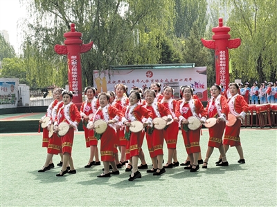 精彩的文艺表演展现出老年朋友老有所乐、健康向上的精神面貌。于宏摄