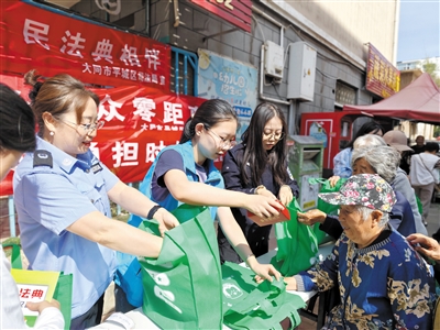振华街道民法典宣传活动现场。段雨萌摄 振华街道民法典宣传活动现场。段雨萌摄