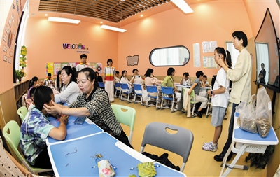 中医专家为家长和孩子们进行中医药知识科普。于宏摄