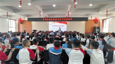 市公安局交管三大队民警向学生讲解交通安全知识。段雨萌摄 市公安局交管三大队民警向学生讲解交通安全知识。段雨萌摄