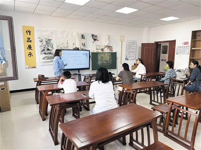 社区居民参加夜校公益课程学习。于宏摄 社区居民参加夜校公益课程学习。于宏摄