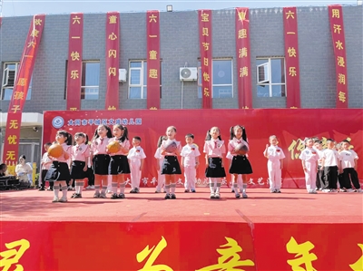 平城区文盛幼儿园举行“六一”汇演。丁亚琴摄 平城区文盛幼儿园举行“六一”汇演。丁亚琴摄