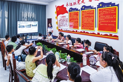 青年志愿讲师为小小讲解员讲授相关知识。韩堃摄 青年志愿讲师为小小讲解员讲授相关知识。韩堃摄