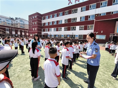 工作人员向学生发放禁毒宣传资料。孙露摄 工作人员向学生发放禁毒宣传资料。孙露摄