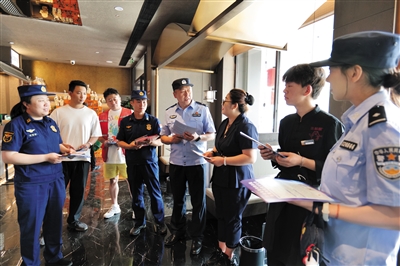 工作人员通过发放资料等形式，向沿街商户进行全覆盖安全宣传。段雨萌摄