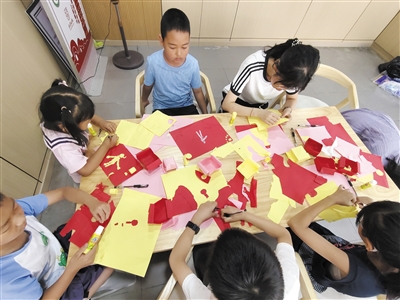 孩子们把彩纸精细拼贴成一幅幅手撕画作品。段雨萌摄 孩子们把彩纸精细拼贴成一幅幅手撕画作品。段雨萌摄