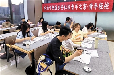 青年夜校学习氛围浓厚。孙露摄 青年夜校学习氛围浓厚。孙露摄
