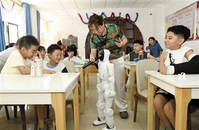孩子们与智能机器人进行互动。段雨萌摄