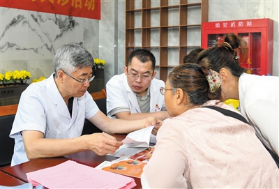 图为军医专家认真为社区居民诊断。戎禹仁摄 图为军医专家认真为社区居民诊断。戎禹仁摄