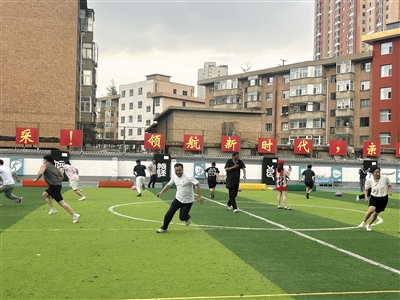 社区趣味运动会赛场气氛热烈。段雨萌摄