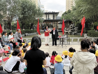 老党员深情讲述抗美援朝战场上的战斗故事。孙露摄