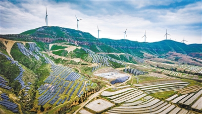 位于广灵县的秦能科技超级能源综合体算力园区新能源发电基地，让新能源就地生产、就近消纳。韩堃摄