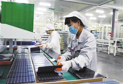 新荣经开区以产业升级为笔、以项目攻坚为墨,绘就出一幅经济稳进、产业向新、绿色转型的生动图景。闫昌摄 新荣经开区以产业升级为笔、以项目攻坚为墨,绘就出一幅经济稳进、产业向新、绿色转型的生动图景。闫昌摄