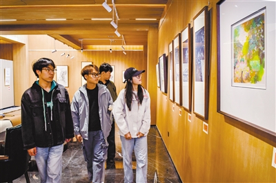 图为大同大学学生观看云州国际艺术空间中国画展览。韩堃摄
