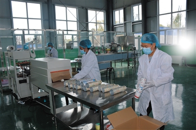 阳高县上辛庄村隐形茶杯加工厂标准化生产车间内，工人们身着洁白工装，佩戴头套、口罩、手套，紧张有序赶制最新一批订单。赵海霞摄